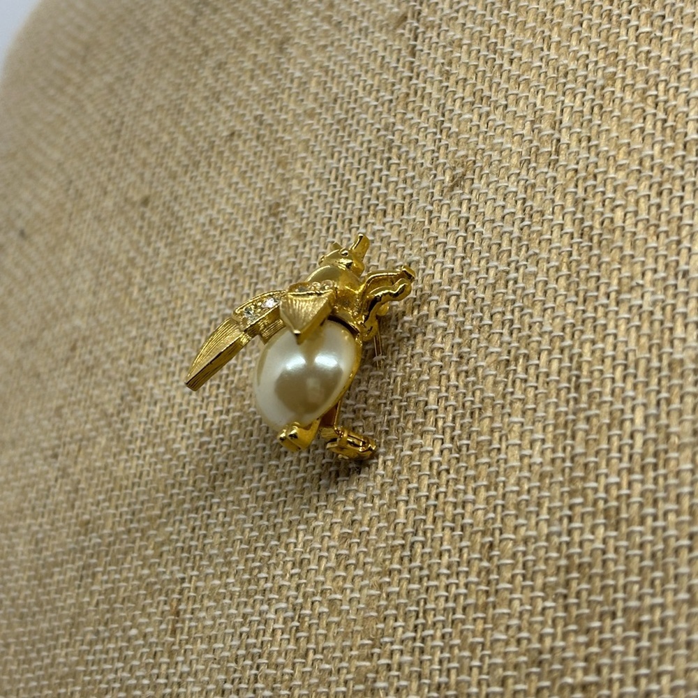 Vintage Bee Brooch – Goldtone Faux Pearl Crystal Insect Pin – with movable wings - Picture 3 of 8